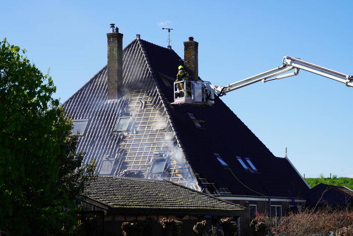 Rieten dak zorgt voor uitslaande brand