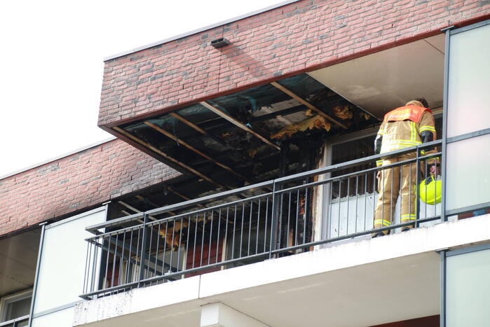 Brandweer groots ingezet voor brand op dak van appartementencomplex